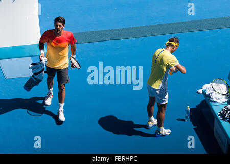 Melbourne, Australia. Xix gen, 2016. Rafael Nadal di Spagna e Fernando Verdasco di Spagna Modificare termina in un primo round in abbinamento al giorno due del 2016 Australian Open Grand Slam torneo di tennis a Melbourne Park a Melbourne, Australia. Sydney bassa/Cal Sport Media/Alamy Live News Foto Stock