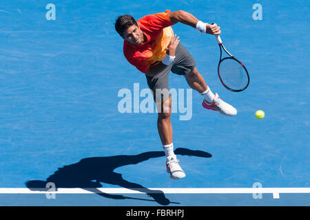 Melbourne, Australia. Xix gen, 2016. Fernando Verdasco di Spagna in azione in un primo round match contro Rafael Nadal di Spagna il giorno due del 2016 Australian Open Grand Slam torneo di tennis a Melbourne Park a Melbourne, Australia. Sydney bassa/Cal Sport Media/Alamy Live News Foto Stock