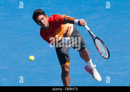 Melbourne, Australia. Xix gen, 2016. Fernando Verdasco di Spagna in azione in un primo round match contro Rafael Nadal di Spagna il giorno due del 2016 Australian Open Grand Slam torneo di tennis a Melbourne Park a Melbourne, Australia. Sydney bassa/Cal Sport Media/Alamy Live News Foto Stock