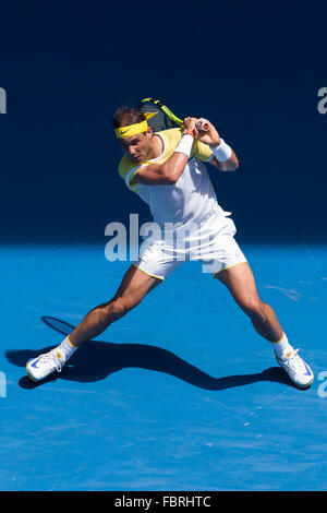 Melbourne, Australia. Xix gen, 2016. Rafael Nadal di Spagna in azione in un primo round match contro Fernando Verdasco di Spagna il giorno due del 2016 Australian Open Grand Slam torneo di tennis a Melbourne Park a Melbourne, Australia. Sydney bassa/Cal Sport Media/Alamy Live News Foto Stock