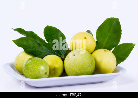 Frutti della passione gruppo su una piastra su sfondo bianco Foto Stock