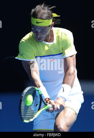 Melbourne, Australia. Xix gen, 2016. La Spagna di Rafael Nadal compete contro il suo connazionale Fernando Verdasco durante la prima partita di uomini singoli presso l'Australian Open di Tennis campionati di Melbourne, Australia, Gennaio 19, 2016. Credito: Bi Mingming/Xinhua/Alamy Live News Foto Stock