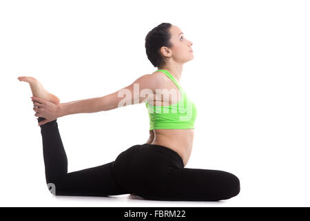 Ragazza fitness su sfondo bianco facendo backbend eka pada rajakapotasana (uno-gambe piccione re yoga posa), asana per la massima flessibilità Foto Stock