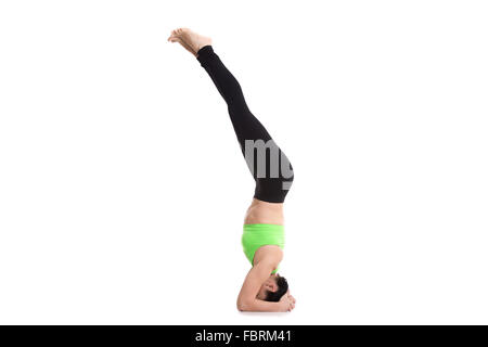 Bella ragazza sportivo facendo supportato headstand Yoga asana, salamba sirsasana, pongono per la depressione Foto Stock