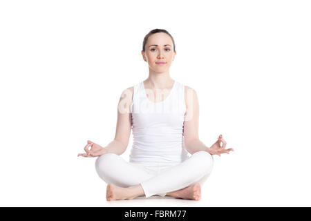 Sporty bella giovane donna a praticare yoga, seduta in facile (decente, piacevole posa), Sukhasana, asana per la meditazione Foto Stock