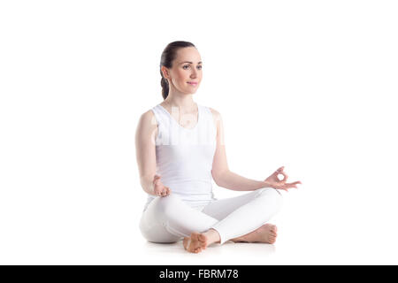 Sporty bella giovane donna a praticare yoga, seduta in facile (decente, piacevole posa), Sukhasana, asana per la meditazione Foto Stock