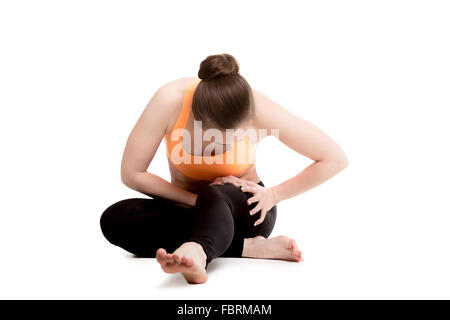 Atleta giovane ragazza in abbigliamento sportivo mal di massaggio i muscoli della coscia, male dopo sport training, sensazione di dolore Foto Stock