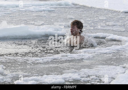 Kiev, Ucraina. 4° dic, 2015. L uomo è la balneazione in ghiaccio-foro nel fiume Dnieper a Kiev. Ai credenti ortodossi celebrano la festività dell Epifania a gennaio 19, e tradizionalmente bagnarsi in fori ricavati attraverso uno spesso strato di ghiaccio sui fiumi e bacini di purificare se stessi con acqua ritenuta sacra per il giorno. © Anatolii Stepanov/ZUMA filo/Alamy Live News Foto Stock