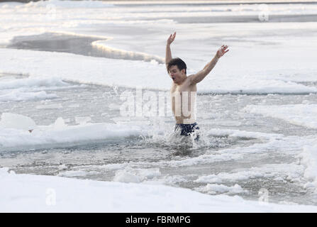 Kiev, Ucraina. 4° dic, 2015. L uomo è la balneazione in ghiaccio-foro nel fiume Dnieper a Kiev. Ai credenti ortodossi celebrano la festività dell Epifania a gennaio 19, e tradizionalmente bagnarsi in fori ricavati attraverso uno spesso strato di ghiaccio sui fiumi e bacini di purificare se stessi con acqua ritenuta sacra per il giorno. © Anatolii Stepanov/ZUMA filo/Alamy Live News Foto Stock