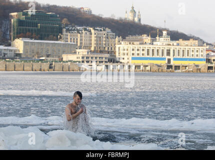 Kiev, Ucraina. 4° dic, 2015. L uomo è la balneazione in ghiaccio-foro nel fiume Dnieper a Kiev. Ai credenti ortodossi celebrano la festività dell Epifania a gennaio 19, e tradizionalmente bagnarsi in fori ricavati attraverso uno spesso strato di ghiaccio sui fiumi e bacini di purificare se stessi con acqua ritenuta sacra per il giorno. © Anatolii Stepanov/ZUMA filo/Alamy Live News Foto Stock