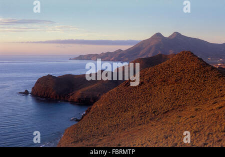 La costa da La Amatista viewpoint . Vicino a La Isleta del Moro. Cabo de Gata-Nijar parco naturale. Riserva della Biosfera, Almeria prov Foto Stock