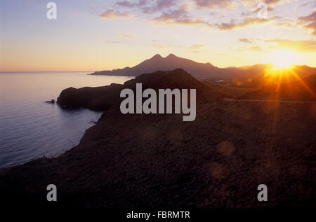 La costa da La Amatista viewpoint . Vicino a La Isleta del Moro. Cabo de Gata-Nijar parco naturale. Riserva della Biosfera, Almeria prov Foto Stock