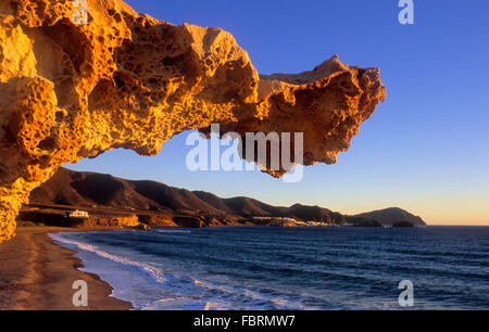Gargoyle rocce erose dal vento, acqua di mare e la sabbia di Playa del Arco.Los Escullos. Cabo de Gata-Nijar parco naturale. Biosfera Res Foto Stock