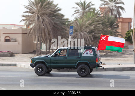 Auto con una bandiera nazionale in Oman Foto Stock