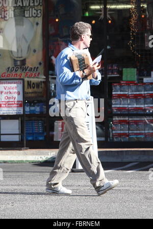 Will Ferrell scende alcuni pacchetti di Amazon presso il negozio UPS in Beverly Hills offre: Will Ferrell dove: Beverly Hills, in California, negli Stati Uniti quando: 18 Dic 2015 Foto Stock