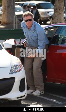 Will Ferrell scende alcuni pacchetti di Amazon presso il negozio UPS in Beverly Hills offre: Will Ferrell dove: Beverly Hills, in California, negli Stati Uniti quando: 18 Dic 2015 Foto Stock