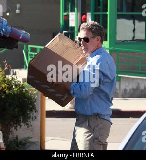 Will Ferrell scende alcuni pacchetti di Amazon presso il negozio UPS in Beverly Hills offre: Will Ferrell dove: Beverly Hills, in California, negli Stati Uniti quando: 18 Dic 2015 Foto Stock