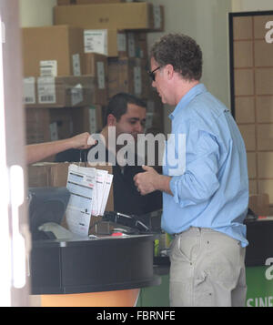 Will Ferrell scende alcuni pacchetti di Amazon presso il negozio UPS in Beverly Hills offre: Will Ferrell dove: Beverly Hills, in California, negli Stati Uniti quando: 18 Dic 2015 Foto Stock