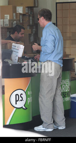 Will Ferrell scende alcuni pacchetti di Amazon presso il negozio UPS in Beverly Hills offre: Will Ferrell dove: Beverly Hills, in California, negli Stati Uniti quando: 18 Dic 2015 Foto Stock