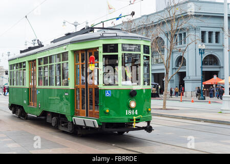 La vecchia strada auto su Market Street a San Francisco, California Foto Stock