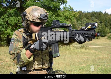 Fallschirmjäger con funzionalità avanzate di terza società, 31 Airborne reggimento durante l'esercizio multinazionale pronta risposta alla multinazionale comune disponibilità centro in Hohenfels, Germania. Foto Stock