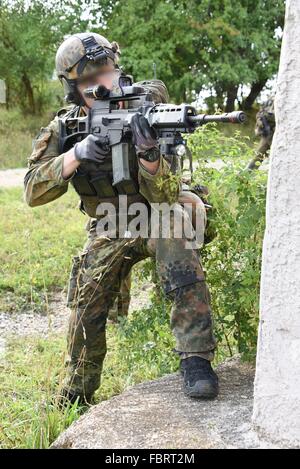 Fallschirmjäger con funzionalità avanzate di terza società, 31 Airborne reggimento durante l'esercizio multinazionale pronta risposta alla multinazionale comune disponibilità centro in Hohenfels, Germania. Foto Stock