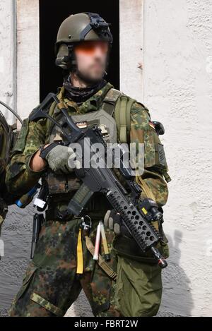 Fallschirmjäger con funzionalità avanzate di terza società, 31 Airborne reggimento durante l'esercizio multinazionale pronta risposta alla multinazionale comune disponibilità centro in Hohenfels, Germania. Foto Stock