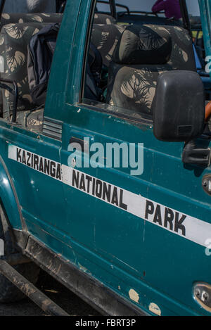 Il Parco Nazionale di Kaziranga logo in vista laterale di dettaglio jeep. Utilizzato per trasportare i turisti su safari intorno al parco. Assam, India Foto Stock