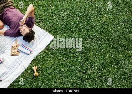 Picnic estivo nel parco con gli amici Foto Stock