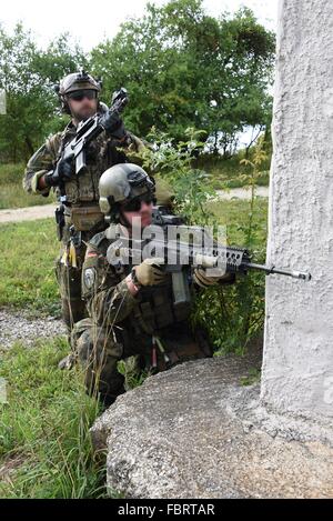 Fallschirmjäger con funzionalità avanzate di terza società, 31 Airborne reggimento durante l'esercizio multinazionale pronta risposta alla multinazionale comune disponibilità centro in Hohenfels, Germania. Foto Stock