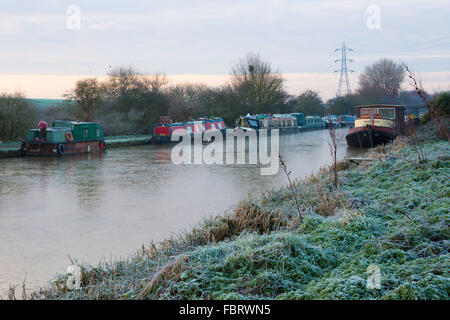 Tottenham paludi, LONDRA, REGNO UNITO, 19 gennaio 2016. Regno Unito: Meteo temperature di congelamento gettato uno strato di ghiaccio sul fiume Lee, con Narrowboats e chiatte olandese ormeggiata in acqua gelida. Credito: Patricia Phillips/Alamy Live News Foto Stock