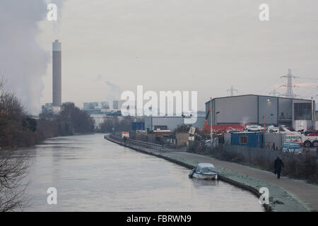 Tottenham paludi, LONDRA, REGNO UNITO, 19 gennaio 2016. Regno Unito: Meteo temperature di congelamento gettato una coltre di brina su Tottenham paludi e di uno strato di ghiaccio sul fiume Lee. Credito: Patricia Phillips/Alamy Live News Foto Stock