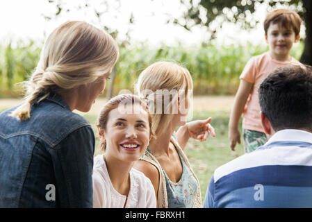 Picnic estivo nel parco con la famiglia e gli amici Foto Stock