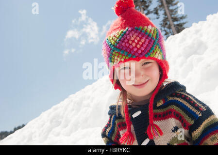 Ragazza che gioca nella neve, ritratto Foto Stock