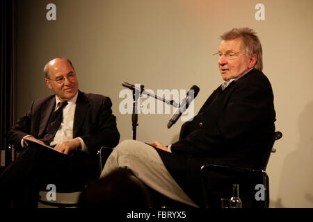 Gregor Gysi, Werner Schneyder - Buchvorstellung im Kulturkaufhaus Dussmann, 12. Maerz 2014, Berlino. Foto Stock