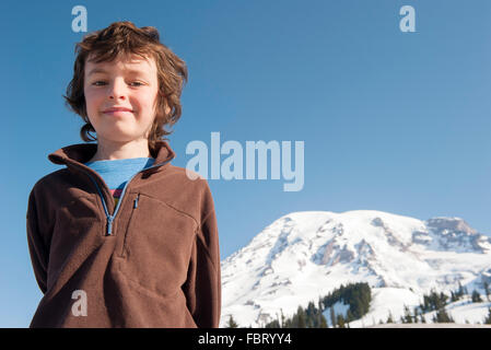 Ragazzo presso il Parco Nazionale del Monte Rainier, Washington, Stati Uniti d'America Foto Stock