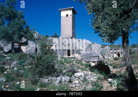 Pilastro Lycian tombe Necropoli sulla collina in antiche o antica città di Xanthos, Lycia, Kinik, Antalya, Turchia Foto Stock