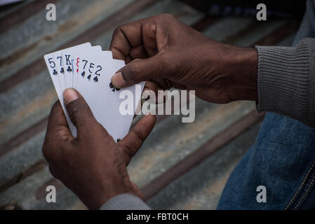 Gli uomini indiani passano il tempo sui giochi di carte di gioco del traghetto. Uno studio delle mani. Attraversando il fiume Brahmaputra, Assam India Foto Stock