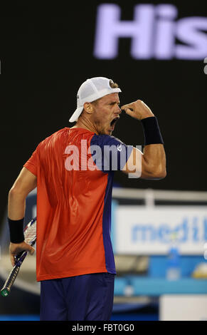 Melbourne, Australia. Xix gen, 2016. Australia Lleyton Hewitt celebra durante la prima partita di uomini singoli presso l'Australian Open Tennis Championships contro il suo connazionale James Duckworth a Melbourne, Australia, Gennaio 19, 2016. Credito: Bi Mingming/Xinhua/Alamy Live News Foto Stock