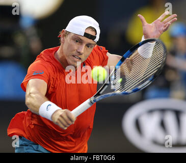 Melbourne, Australia. Xix gen, 2016. Australia James Duckworth compete contro il suo connazionale Lleyton Hewitt durante la prima partita di uomini singoli presso l'Australian Open di Tennis campionati di Melbourne, Australia, Gennaio 19, 2016. Credito: Bi Mingming/Xinhua/Alamy Live News Foto Stock