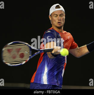 Melbourne, Australia. Xix gen, 2016. Australia Lleyton Hewitt compete contro il suo connazionale James Duckworth durante la prima partita di uomini singoli presso l'Australian Open di Tennis campionati di Melbourne, Australia, Gennaio 19, 2016. Credito: Bi Mingming/Xinhua/Alamy Live News Foto Stock