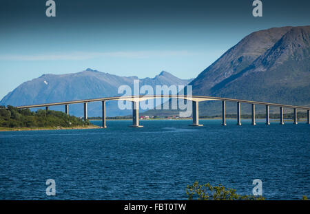 Ponte Risøysundet tra Andøy e Hinnøya, Isole Lofoten in Norvegia Foto Stock