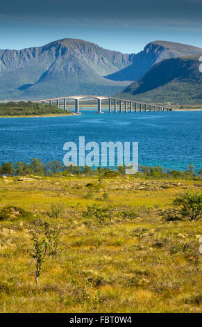 Ponte Risøysundet tra Andøy e Hinnøya, Isole Lofoten in Norvegia Foto Stock