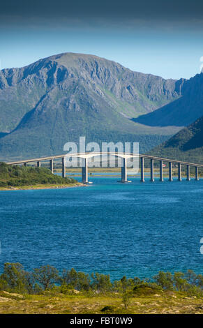 Ponte Risøysundet tra Andøy e Hinnøya, Isole Lofoten in Norvegia Foto Stock