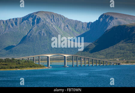 Ponte Risøysundet tra Andøy e Hinnøya, Isole Lofoten in Norvegia Foto Stock