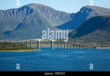 Ponte Risøysundet tra Andøy e Hinnøya, Isole Lofoten in Norvegia Foto Stock
