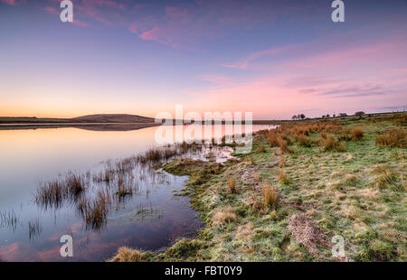 Bellissima alba su Dozmary Pool un misterioso lago immerso nella leggenda arturiana Bolventor vicino a Bodmin Moor in Cornovaglia Foto Stock