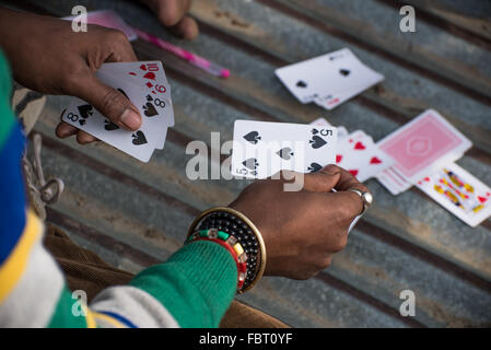 Gli uomini indiani passano il tempo sui giochi di carte di gioco del traghetto. Uno studio delle mani. Attraversando il fiume Brahmaputra, Assam India Foto Stock