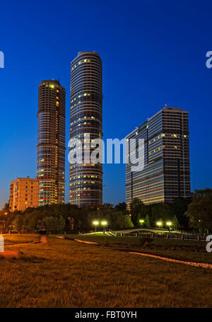 Mosca, Vista notte tricolore residenziale complesso è costituito da tre torri con altezza di da 124 a 194 m Foto Stock