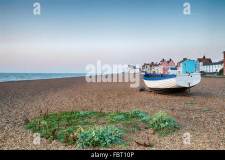 La spiaggia di ciottoli e graziosa cittadina balneare di Aldeburgh sulla costa di Suffolk Foto Stock